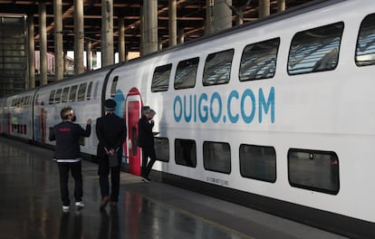 Uno de los trenes de doble piso de Ouigo en la estación madrileña Puerta de Atocha