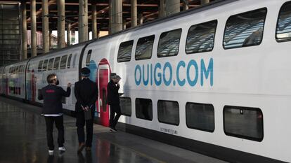 Uno de los trenes de doble piso de Ouigo en la estación madrileña Puerta de Atocha.