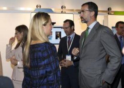 Los Príncipes de Asturias, Felipe (d) y Letizia (i), junto al presidente balear José Ramón Bauzá (c), en la sede de Google, en Palo Alto (California), durante el lanzamiento de la aplicacion de Google Maps USA que muestra en los mapas actuales los descubrimientos españoles, dentro del viaje oficial que realizan a California y Florida, en Estados Unidos, con el objetivo de estrechar los lazos históricos y culturales con aquel país.