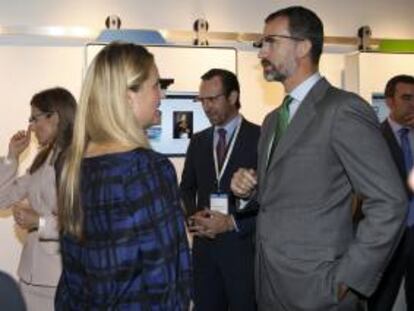 Los Príncipes de Asturias, Felipe (d) y Letizia (i), junto al presidente balear José Ramón Bauzá (c), en la sede de Google, en Palo Alto (California), durante el lanzamiento de la aplicacion de Google Maps USA que muestra en los mapas actuales los descubrimientos españoles, dentro del viaje oficial que realizan a California y Florida, en Estados Unidos, con el objetivo de estrechar los lazos históricos y culturales con aquel país.