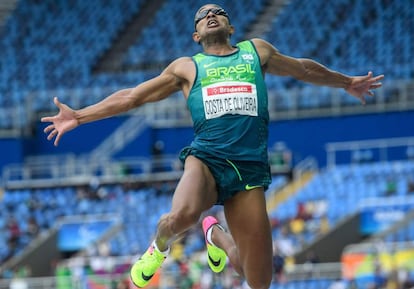 "Fiz da minha deficiência o meu melhor inimigo", disse Ricardo Costa ao Sportv logo após conquistar a medalha de ouro para o Brasil no salto em distância T11, para cegos, o primeiro título para o país nesta edição dos Jogos. Natural de Três Lagoas, no Mato Grosso do Sul, ele é irmão da saltadora Silvânia Costa, também cega, campeã mundial em 2015 e que competirá na Rio 2016.