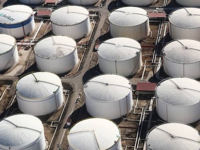 Silos de gas en una planta en Madrid. 