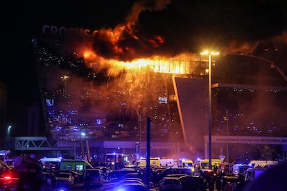 Los bomberos tratan de extinguir las llamas tras el tiroteo en la sala de conciertos de Krasnogorsk, a las afueras de Moscú, tras el atentado del viernes. 