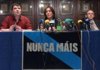 Los portavoces de la plataforma "Nunca Mais", de izqda. a dcha., Xurxo Souto, Uxía Senlle y el letrado Pedro Trepat. EFE/Archivo