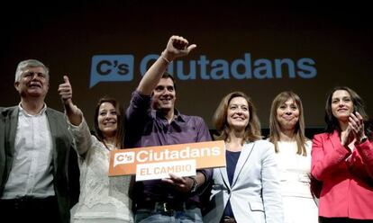 Albert Rivera, junto a la candidata a la alcaldia de Barcelona, Carina Mejías (a su izquierda), e Inés Arrimadas (de rojo), entre otros miembros de Ciudadanos.