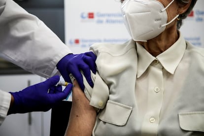 Una mujer recibe la vacuna contra la gripe en un centro de salud de Madrid, en octubre de 2021.