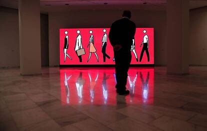 &#039;7 people walking&#039; (2009), panel led de Opie seis metros de longitud propiedad del Grupo Santander en la Fundaci&oacute;n Bancaja.