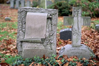 En Woodland tambi&eacute;n est&aacute;n las tumbas de Herman Melville y su esposa Elizabeth en el Woodlawn Cemetery. 