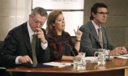 La vicepresidenta del Gobierno, Soraya Sáenz de Santamaría (c), junto a los ministros de Justicia, Alberto Ruiz Gallardón (i), e Industria, José Manuel Soria, durante la rueda de prensa ofrecida tras la reunión del Consejo de Ministros. EFE/Archivo