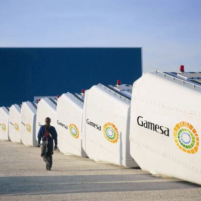 Hileras de "nacelles" o góndolas para aerogeneradores del grupo Gamesa