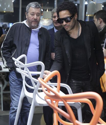 El diseñador francés, Philippe Starck, junto a la estrella de rock Lenny Kraitz en el stand de Kartell