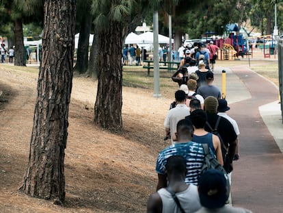 More than a hundred people wait in line to get a monkeypox vaccine, at Obregon Park, in Los Angeles (California) on August 4th, 2022.