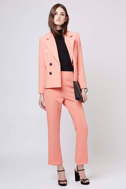 Y Topshop sigue su estela con este dos piezas de color rosa (la chaqueta está rebajada de 89 euros a 46).