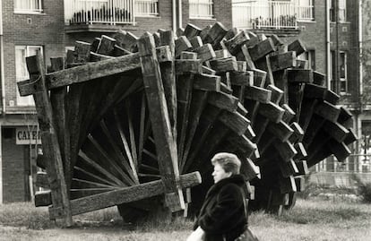 Escultura en el barrio de Intxaurrondo realizada con traviesas de ferrocaril, uno de sus materiales más característicos, para crear un túnel en espiral, en enero de 1993.