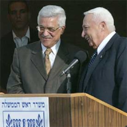 Sharon (izqda) y Abu Mazen, durante su comparecencia en Jerusalén.
