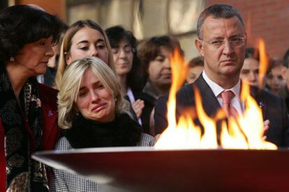 El ministro Jesús Caldera, la secretaria de Igualdad, Soledad Murillo (a la izquierda), y la hermana de una víctima, en el homenaje a las fallecidas.