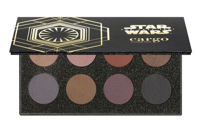 La marca cosmética Cargo ha lanzado una colección de nueve productos Star Wars (sombras de ojos, lacas de uñas, máscara de pestaña y espejos). La paleta de sombras cuesta 24 euros y está disponible en dos combinaciones de colores.