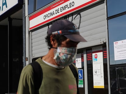 Un hombre pasa ante una oficina de empleo en Madrid.