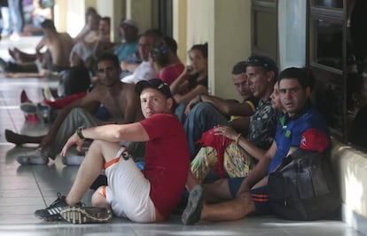 Los migrantes cubanos descansan fuera de la aduana en la frontera entre Nicaragua y Costa Rica.