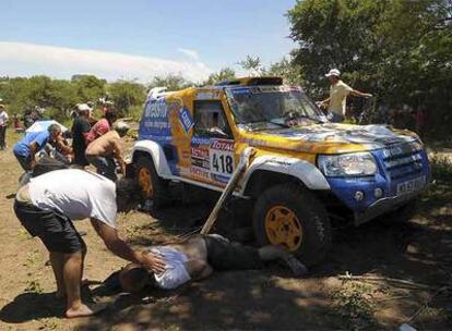 Una de las víctimas del accidente es ayudada tras el accidente tras ser arrollada por el coche del alemán Mirco Schultis.