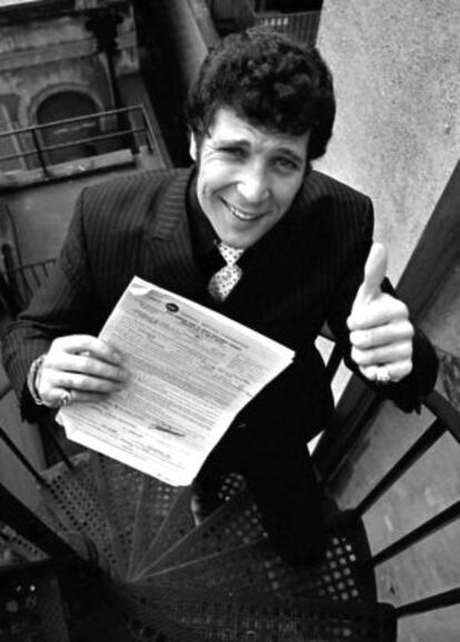 Tom Jones sostiene el millonario contrato que firmó con el hotel Flamingo de Las vegas en 1967.