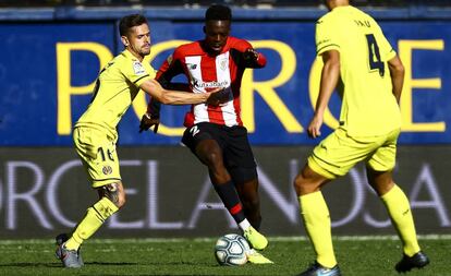 Iñaki Williams intenta escapar de Alfonso Pedraza.