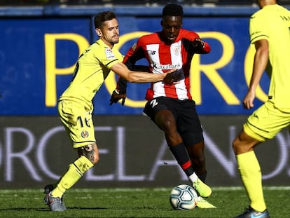 Iñaki Williams intenta escapar de Alfonso Pedraza.