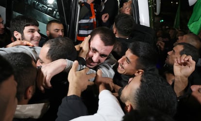 Prisioneros palestinos llegaban de la prisión de Ofer a Betunia, en Cisjordania, tras su liberación el martes.