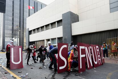 La protesta ha sido bautizada como la Gran Marcha de los Cuatro Suyos, en alusión a la movilización social que acabó con el régimen de Alberto Fujimori a inicios de la década de los 2000. En la imagen, manifestantes se resguardan detrás de escudos improvisados.