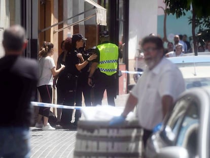 Police outside the building where the bodies of Ana Lucía da Silva and Salvador Ramírez were found last Friday.