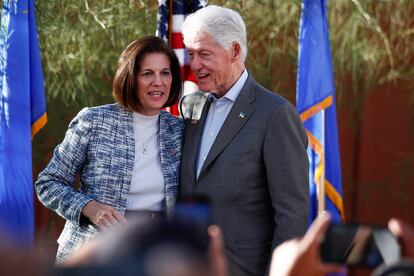 La senadora demócrata por Nevada, Catherine Cortez Masto, con el expresidente Bill Clinton, en un mitin al que Clinton acudió para ofrecer su apoyo a la senadora. Las contiendas electorales en Nevada, tanto para el senado como para la gubernatura, serán muy ajustadas y tanto los latinos como la clase trabajadora parecen ser la clave. 