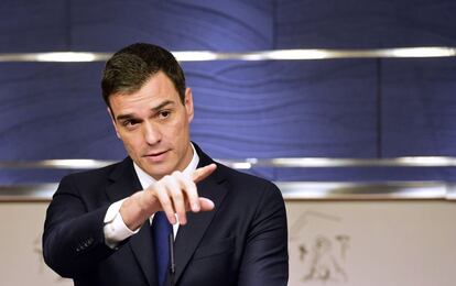 Pedro Sánchez, durant la roda de premsa al Congrés després de la seva primera entrevista de la ronda de consultes de Felip VI.