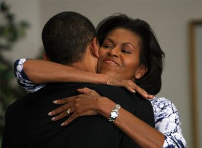 Michelle y Barack Obama se abrazan antes de un mitin del candidato demócrata en Gresham, Oregón, en mayo pasado.