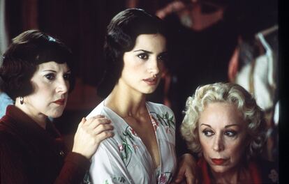 Des de la dreta: Rosa Maria Sardà, Penélope Cruz i Loles León, en una escena de la pel·lícula 'La niña de tus ojos', dirigida per Fernando Trueba.
