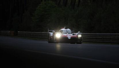 Alonso, durante su relevo en la noche de Le Mans.