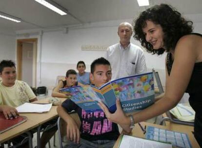 Los profesores Vicente y Montse, ayer con sus alumnos de Ciudadanía en un instituto de Alicante.