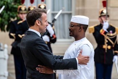 Emmanuel Macron saluda al presidente de Chad, Mahamat Idriss Deby, en el Elíseo el 3 de octubre de 2024.