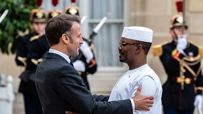 Emmanuel Macron saluda al presidente de Chad, Mahamat Idriss Deby, en el Elíseo el 3 de octubre de 2024.