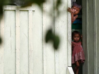 Crian&ccedil;as Yanomami, nas proximidades do rio Uraricoera, &aacute;rea invadida pelo garimpo. 