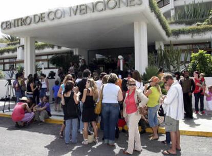 La gente hace cola para participar en el <i>casting</i> de la nueva película de Almodóvar.