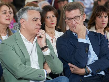 El presidente del PP, Alberto Núñez Feijóo (derecha), durante su asistencia a un acto de campaña de su formación en las elecciones vascas, para apoyar al candidato a lehendakari de su partido, Javier de Andrés (izquierda), este viernes en Vitoria.