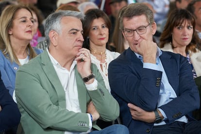 El presidente del PP, Alberto Núñez Feijóo (derecha), durante su asistencia a un acto de campaña de su formación en las elecciones vascas, para apoyar al candidato a lehendakari de su partido, Javier de Andrés (izquierda), este viernes en Vitoria.