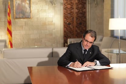 Artur Mas, presidente de la Generalitat, firma el decreto de disolución del Parlament.