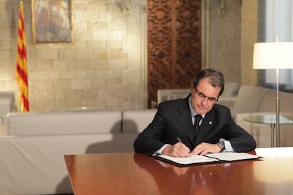 Artur Mas, presidente de la Generalitat, firma el decreto de disoluci&oacute;n del Parlament.