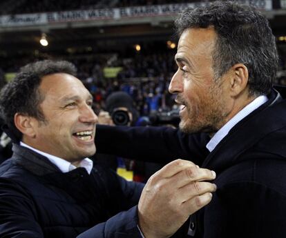 Los técnicos del FC Barcelona, Luis Enrique (d) y de la Real Sociedad, Eusebio Sacristán, se saludan antes del inicio del encuentro.