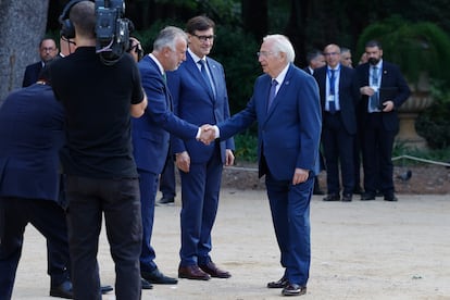 El ministro de Política Territorial y Administración Pública, Ángel Víctor Torres (a la izquierda), saluda al presidente de Melilla, Juan José Imbroda (a la derecha), ante el presidente de Cataluña, Salvador Illa (en el centro).