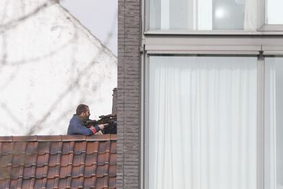 Agentes toman posiciones durante una intervención policial en el distrito bruselense de Forest.
