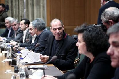 Iannis Varufakis (centre), en una reunió del Govern grec.