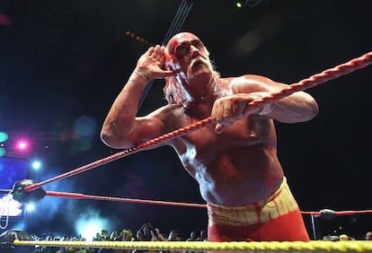 Hulk Hogan en acción durante su gira Hulkamania en el Burswood Dome, el 24 de noviembre de 2009 en Perth, Australia.
