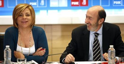 El líder del PSOE, Alfredo Pérez Rubalcaba, y la vicesecretaria general, Elena Valenciano, en una reunión del partido.